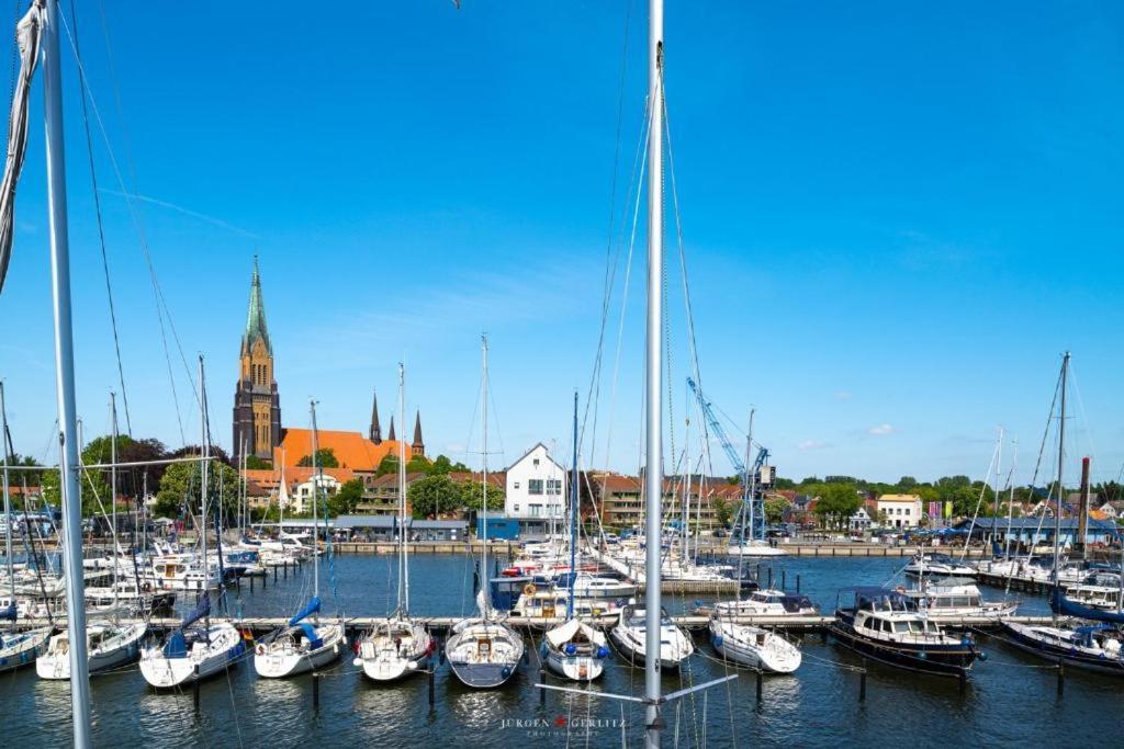 Hausboot Gluecksmomente Mit Dachterrasse In Schleswig Am Ostseefjord Schlei Kültér fotó