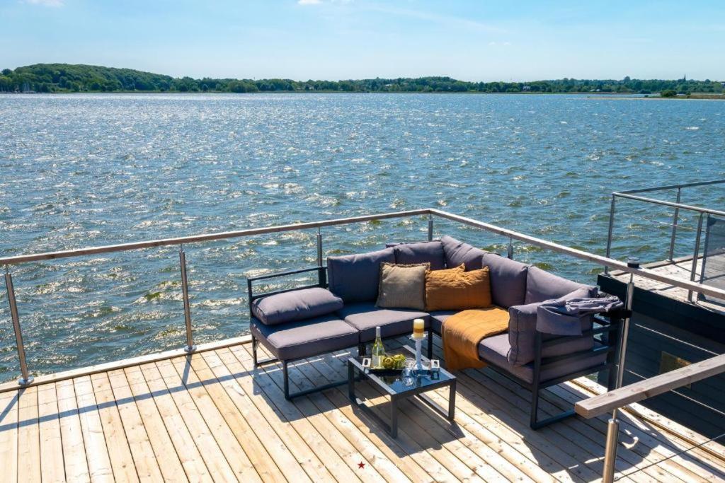 Hausboot Gluecksmomente Mit Dachterrasse In Schleswig Am Ostseefjord Schlei Kültér fotó