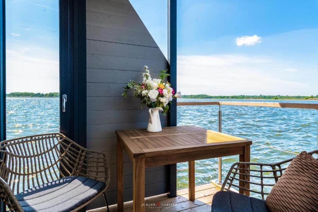 Hausboot Gluecksmomente Mit Dachterrasse In Schleswig Am Ostseefjord Schlei Kültér fotó