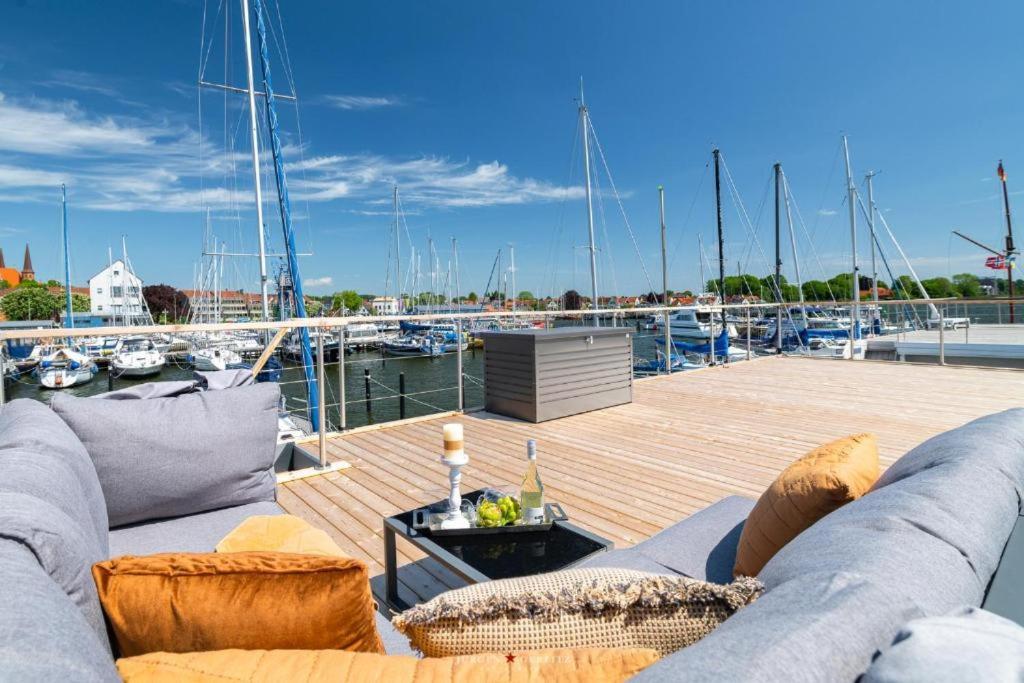 Hausboot Gluecksmomente Mit Dachterrasse In Schleswig Am Ostseefjord Schlei Kültér fotó